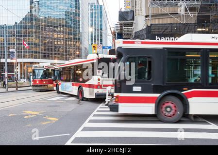 Toronto, Kanada - 9. Dezember 2015: Szenen aus dem Protest der Taxifahrer gegen Uber X. Stockfoto