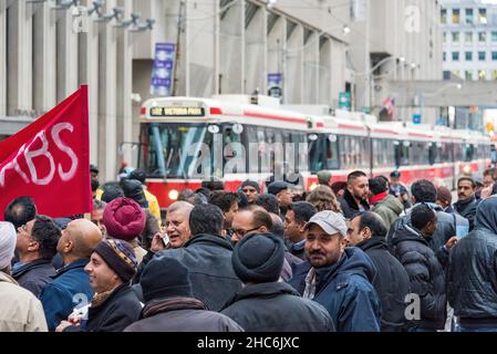 Toronto, Kanada - 9. Dezember 2015: Szenen aus dem Protest der Taxifahrer gegen Uber X. Stockfoto