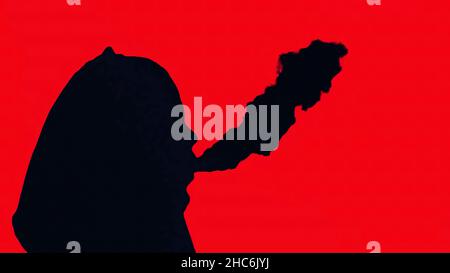 Animation des Rauchens auf rotem Hintergrund. Mann Porträt Rauchen Zigarette Silhouette im Studio isoliert roten Hintergrund. Silhouette eines jungen Mannes smo Stockfoto