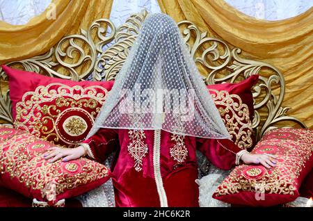 Eine marokkanische Braut, die einen Kaftan trägt, bereitet sich auf die Henna-Nacht vor Stockfoto