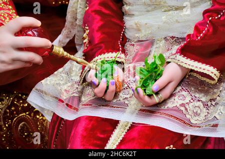 Eine marokkanische Braut, die einen Kaftan trägt, bereitet sich auf die Henna-Nacht vor Stockfoto