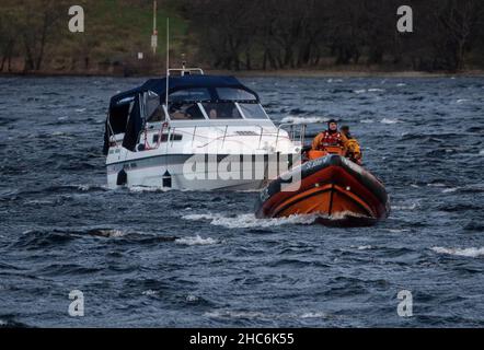 Ardlui, Großbritannien. 25th Dez 2021. Loch Lomond Rescue 25/12/2021 Pic Shows: Rettungskräfte am Loch Lomond wurden ausgerufen, nachdem ein Kabinencruiser aufgrund des starken Windes auf Loch Lomond über Nacht von den Anlegeplätzen von itÕs in der Ardlui Marina befreit wurde. Die Retter mussten den eisigen Temperaturen trotzen, um das betroffene Schiff unter Kontrolle zu bekommen, bevor sie es zurück zur Marina schleppten. Quelle: Ian Jacobs/Alamy Live News Stockfoto