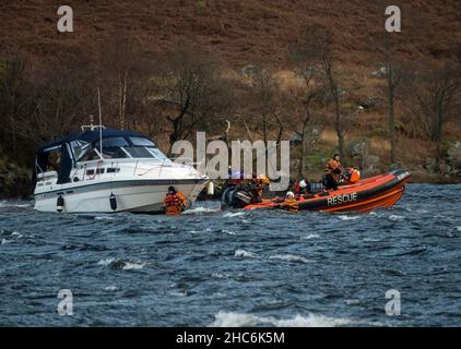 Ardlui, Großbritannien. 25th Dez 2021. Loch Lomond Rescue 25/12/2021 Pic Shows: Rettungskräfte am Loch Lomond wurden ausgerufen, nachdem ein Kabinencruiser aufgrund des starken Windes auf Loch Lomond über Nacht von den Anlegeplätzen von itÕs in der Ardlui Marina befreit wurde. Die Retter mussten den eisigen Temperaturen trotzen, um das betroffene Schiff unter Kontrolle zu bekommen, bevor sie es zurück zur Marina schleppten. Quelle: Ian Jacobs/Alamy Live News Stockfoto