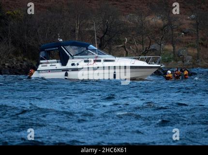 Ardlui, Großbritannien. 25th Dez 2021. Loch Lomond Rescue 25/12/2021 Pic Shows: Rettungskräfte am Loch Lomond wurden ausgerufen, nachdem ein Kabinencruiser aufgrund des starken Windes auf Loch Lomond über Nacht von den Anlegeplätzen von itÕs in der Ardlui Marina befreit wurde. Die Retter mussten den eisigen Temperaturen trotzen, um das betroffene Schiff unter Kontrolle zu bekommen, bevor sie es zurück zur Marina schleppten. Quelle: Ian Jacobs/Alamy Live News Stockfoto