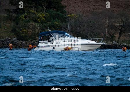 Ardlui, Großbritannien. 25th Dez 2021. Loch Lomond Rescue 25/12/2021 Pic Shows: Rettungskräfte am Loch Lomond wurden ausgerufen, nachdem ein Kabinencruiser aufgrund des starken Windes auf Loch Lomond über Nacht von den Anlegeplätzen von itÕs in der Ardlui Marina befreit wurde. Die Retter mussten den eisigen Temperaturen trotzen, um das betroffene Schiff unter Kontrolle zu bekommen, bevor sie es zurück zur Marina schleppten. Quelle: Ian Jacobs/Alamy Live News Stockfoto