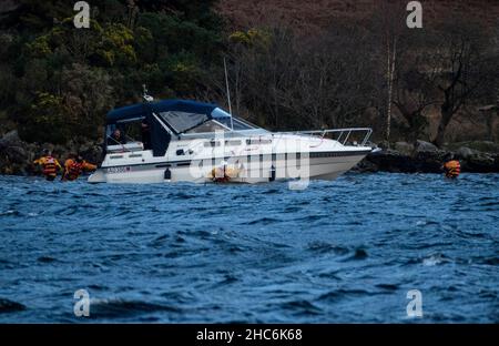 Ardlui, Großbritannien. 25th Dez 2021. Loch Lomond Rescue 25/12/2021 Pic Shows: Rettungskräfte am Loch Lomond wurden ausgerufen, nachdem ein Kabinencruiser aufgrund des starken Windes auf Loch Lomond über Nacht von den Anlegeplätzen von itÕs in der Ardlui Marina befreit wurde. Die Retter mussten den eisigen Temperaturen trotzen, um das betroffene Schiff unter Kontrolle zu bekommen, bevor sie es zurück zur Marina schleppten. Quelle: Ian Jacobs/Alamy Live News Stockfoto