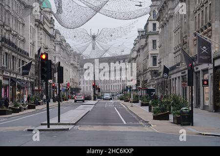 Regent Street, die in Richtung Piccadilly Circus im Zentrum von London schaut, da sie am Weihnachtstag leer liegt. Bilddatum: Samstag, 25. Dezember 2021. Stockfoto