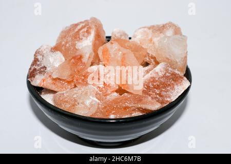 Nahaufnahme von rosa himalaya-Salzblöcken in schwarzer Schale. Stockfoto