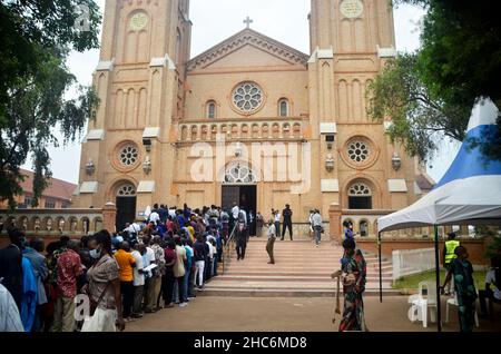 Kampala, Uganda. 25th Dez 2021. Am 25. Dezember 2021 stehen Menschen vor der Rubaga-Kathedrale, um in Kampala, Uganda, zu beten. Hunderte von Christen versammelten sich am Weihnachtstag zu Gebeten, als sie aufgrund der COVID-19-Pandemie die Standard Operation Procedures (SOPs) beobachteten. Quelle: Nichola Kajoba/Xinhua/Alamy Live News Stockfoto