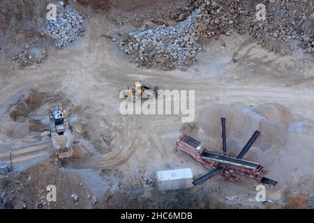 Luftaufnahme der Mine mit Bergbaumaschinen Stockfoto