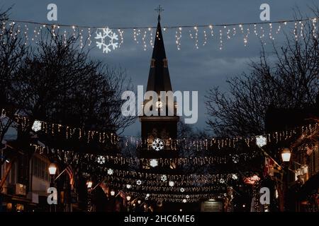 Historische St. Anne's Episcopal Church in Annapolis, MD, abgebildet zur Weihnachtszeit. Stockfoto