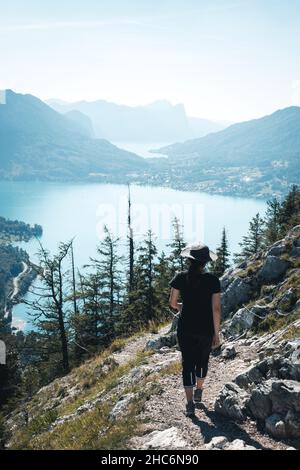 Weibliche Wanderer absteigend vom Mount Schoberstein und hinunter zum See Angelegenheit (Attersee) in den Alpen, Österreich Stockfoto