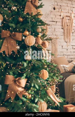 Weihnachtsbaum. Paar schmücken weihnachtsbaum. Frohes neues Jahr. Frohe Weihnachten. Winterurlaub. Weihnachtswunder. Geschenke. Wintertraditionen. Wählen Stockfoto