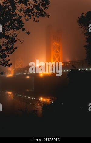 Beleuchtete Sacramento Tower Bridge bei Nacht Stockfoto