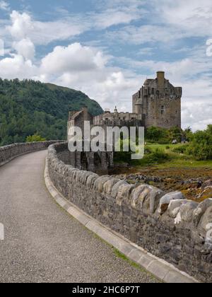 Die Brücke über das Eilean Donan Schloss im Sommer am Loch Duich, Kyle of Lochalsh, West Highlands Scotland UK Stockfoto