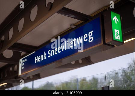 Schild für die U-Bahnstation Henk Sneevliegweg mit einem Notausgangsschild in Amsterdam, Stockfoto