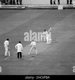 Aktenfoto vom 28-07-1972, auf dem der englische Ray Illingworth (rechts) beim zweiten Tag der Ashes in Leeds sechs Mal die australische Ashley Mallett (dritte links) traf. Der ehemalige Cricketspieler Ray Illingworth ist im Alter von 89 Jahren gestorben, teilte Yorkshire mit. Illingworth, der England 1970 bis 71 zu einem Testsieg über Australien Down Under führte, hatte sich einer Strahlentherapie wegen Speiseröhrenkrebs unterzogen. Ausgabedatum: Samstag, 25. Dezember 2021. Stockfoto