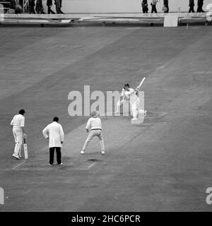 Aktenfoto vom 28-07-1972, auf dem der englische Ray Illingworth (rechts) beim zweiten Tag der Ashes in Leeds sechs Mal die australische Ashley Mallett (dritte links) traf. Der ehemalige Cricketspieler Ray Illingworth ist im Alter von 89 Jahren gestorben, teilte Yorkshire mit. Illingworth, der England 1970 bis 71 zu einem Testsieg über Australien Down Under führte, hatte sich einer Strahlentherapie wegen Speiseröhrenkrebs unterzogen. Ausgabedatum: Samstag, 25. Dezember 2021. Stockfoto