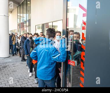 Schlange stehen, um kostenlose Tickets für die Cinema Night vor dem Cineplexx-Kino zu erhalten Stockfoto