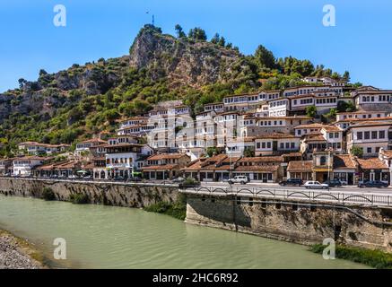 Berat ('Berati') - Panorama der historischen Altstadt mit dem Fluss Osumit, genannt 'die Stadt der tausend Fenster', ein UNESCO-Weltkulturerbe in Mangalem di Stockfoto