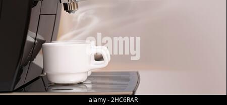 Kaffeemaschine, die frischen Kaffee zubereitet und in weiße Tassen im Restaurant, in der Bar oder im Pub gießt. Stockfoto