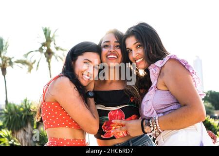 Junge lateinamerikanische Freundinnen, die vor die Kamera schauen. Schöne Frauen, die Spaß haben. Konzept der Freundschaft Stockfoto