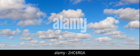 Der weite blaue Himmel und Wolken Himmel Hintergrund Stockfoto