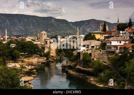 Malerische Altstadt von Mostar (Stari Most) mit berühmter Brücke, Bosnien und Herzegowina Stockfoto