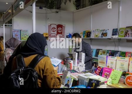 Gaziantep, Südostanatolien, Türkei. 24th Dez 2021. Gaziantep, Türkei. 24. Dezember 2021. In der Stadt Gaziantep in der Südtürkei wurde zum ersten Mal eine arabische Buchmesse eröffnet. Die erste Sitzung der „arabischen Buchmesse Gaziantep“ wurde von der Internationalen Vereinigung arabischer Buchverlage organisiert und von mehr als 100 Verlagen sowie von Bildungszentren, Institutionen und Unternehmen aus verschiedenen türkischen Städten begleitet. Die Buchausstellung umfasst mehrere Aktivitäten, kulturelle Veranstaltungen, Vorträge, Seminare, sowie pädagogische Aktivitäten für Kinder, während Stockfoto