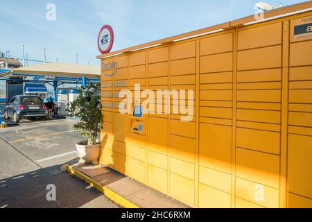 Amazon locker, Liefersystem, das Amazon an öffentlichen Orten zur Abholung und Rückgabe von Paketen verwendet, Andalusien, Spanien. Stockfoto