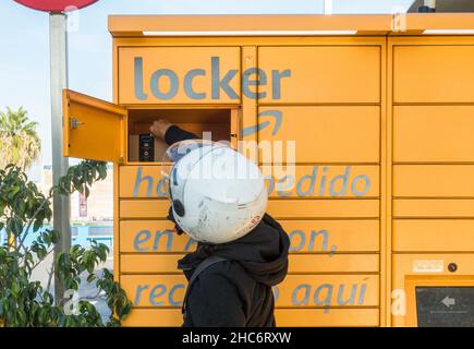 Amazon locker, Liefersystem, Frau, die Paket abholt, Andalusien, Spanien. Stockfoto