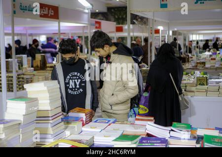 Gaziantep, Südostanatolien, Türkei. 24th Dez 2021. Gaziantep, Türkei. 24. Dezember 2021. In der Stadt Gaziantep in der Südtürkei wurde zum ersten Mal eine arabische Buchmesse eröffnet. Die erste Sitzung der „arabischen Buchmesse Gaziantep“ wurde von der Internationalen Vereinigung arabischer Buchverlage organisiert und von mehr als 100 Verlagen sowie von Bildungszentren, Institutionen und Unternehmen aus verschiedenen türkischen Städten begleitet. Die Buchausstellung umfasst mehrere Aktivitäten, kulturelle Veranstaltungen, Vorträge, Seminare, sowie pädagogische Aktivitäten für Kinder, während Stockfoto