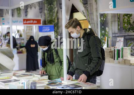 Gaziantep, Südostanatolien, Türkei. 24th Dez 2021. Gaziantep, Türkei. 24. Dezember 2021. In der Stadt Gaziantep in der Südtürkei wurde zum ersten Mal eine arabische Buchmesse eröffnet. Die erste Sitzung der „arabischen Buchmesse Gaziantep“ wurde von der Internationalen Vereinigung arabischer Buchverlage organisiert und von mehr als 100 Verlagen sowie von Bildungszentren, Institutionen und Unternehmen aus verschiedenen türkischen Städten begleitet. Die Buchausstellung umfasst mehrere Aktivitäten, kulturelle Veranstaltungen, Vorträge, Seminare, sowie pädagogische Aktivitäten für Kinder, während Stockfoto