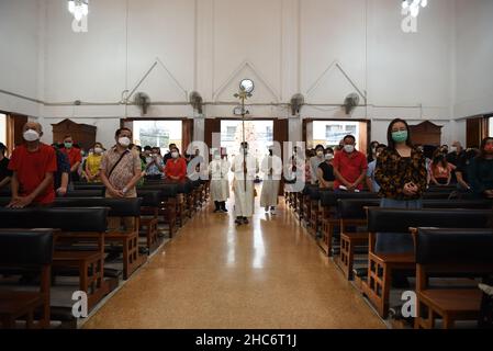 Thailand : Christian besucht am 25. Dezember 2021 die heilige Kommunion anlässlich der Weihnachts- und Silvesternacht 2021 in der Heilig-Erlöser-Kirche Bangkok Stockfoto