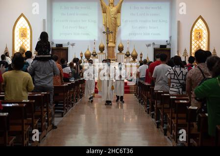 Thailand : Christian besucht am 25. Dezember 2021 die heilige Kommunion anlässlich der Weihnachts- und Silvesternacht 2021 in der Heilig-Erlöser-Kirche Bangkok Stockfoto