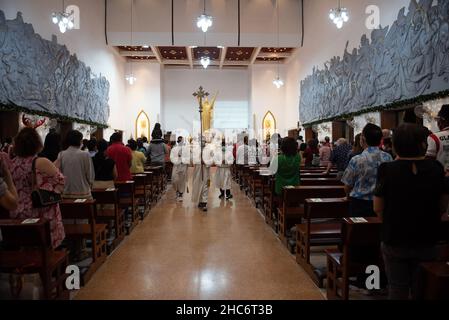 Thailand : Christian besucht am 25. Dezember 2021 die heilige Kommunion anlässlich der Weihnachts- und Silvesternacht 2021 in der Heilig-Erlöser-Kirche Bangkok Stockfoto