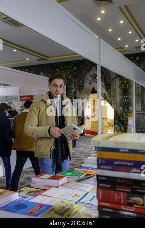 Gaziantep, Südostanatolien, Türkei. 24th Dez 2021. Gaziantep, Türkei. 24. Dezember 2021. In der Stadt Gaziantep in der Südtürkei wurde zum ersten Mal eine arabische Buchmesse eröffnet. Die erste Sitzung der „arabischen Buchmesse Gaziantep“ wurde von der Internationalen Vereinigung arabischer Buchverlage organisiert und von mehr als 100 Verlagen sowie von Bildungszentren, Institutionen und Unternehmen aus verschiedenen türkischen Städten begleitet. Die Buchausstellung umfasst mehrere Aktivitäten, kulturelle Veranstaltungen, Vorträge, Seminare, sowie pädagogische Aktivitäten für Kinder, während Stockfoto