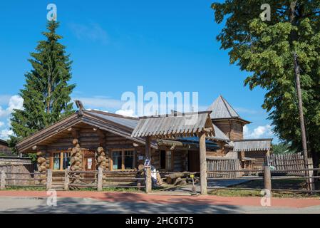 STARAYA RUSSA, RUSSLAND - 04. JULI 2020: Ethnographisches Museum 'Anwesen eines mittelalterlichen Rushanins' an einem sonnigen Julitag. Staraya Russa Stockfoto