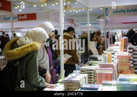 Gaziantep, Südostanatolien, Türkei. 24th Dez 2021. Gaziantep, Türkei. 24. Dezember 2021. In der Stadt Gaziantep in der Südtürkei wurde zum ersten Mal eine arabische Buchmesse eröffnet. Die erste Sitzung der „arabischen Buchmesse Gaziantep“ wurde von der Internationalen Vereinigung arabischer Buchverlage organisiert und von mehr als 100 Verlagen sowie von Bildungszentren, Institutionen und Unternehmen aus verschiedenen türkischen Städten begleitet. Die Buchausstellung umfasst mehrere Aktivitäten, kulturelle Veranstaltungen, Vorträge, Seminare, sowie pädagogische Aktivitäten für Kinder, während Stockfoto