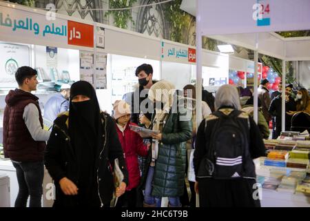 Gaziantep, Südostanatolien, Türkei. 24th Dez 2021. Gaziantep, Türkei. 24. Dezember 2021. In der Stadt Gaziantep in der Südtürkei wurde zum ersten Mal eine arabische Buchmesse eröffnet. Die erste Sitzung der „arabischen Buchmesse Gaziantep“ wurde von der Internationalen Vereinigung arabischer Buchverlage organisiert und von mehr als 100 Verlagen sowie von Bildungszentren, Institutionen und Unternehmen aus verschiedenen türkischen Städten begleitet. Die Buchausstellung umfasst mehrere Aktivitäten, kulturelle Veranstaltungen, Vorträge, Seminare, sowie pädagogische Aktivitäten für Kinder, während Stockfoto