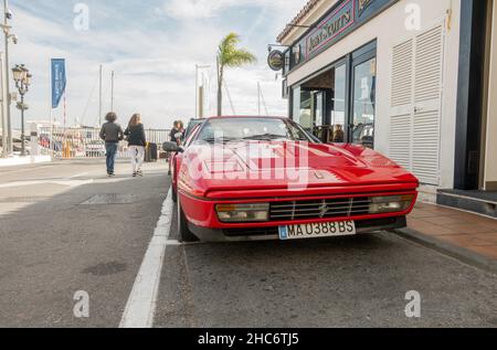 Vintage Ferrari 328 GTB geparkt im luxuriösen Hafen von Puerto Banus, Marbella Spanien. Stockfoto