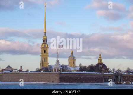 Peter-und-Paul-Kathedrale in der Peter-und-Paul-Festung am Dezembermorgen. Sankt Petersburg, Russland Stockfoto