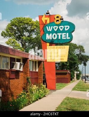 8 Wood Motel Vintage-Schild in Ferndale, in der Nähe von Detroit, Michigan Stockfoto