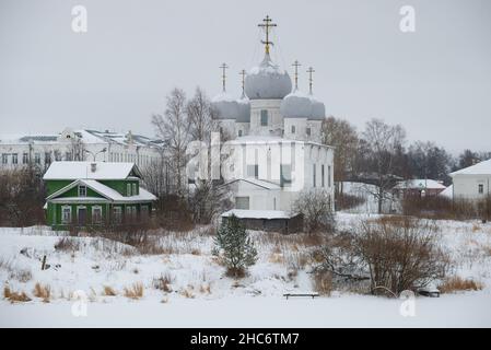 Alte Verklärung Kathedrale im Stadtbild an einem bewölkten Dezembertag. Belozersker Kreml. Region Wologda, Russland Stockfoto