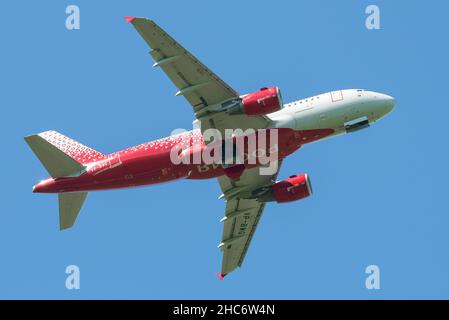 ST. PETERSBURG, RUSSLAND - 29. MAI 2021: Airbus A319-111 'Murmansk' (VP-BWG) von Rossiya Airlines fliegt über dem Flugzeug Stockfoto