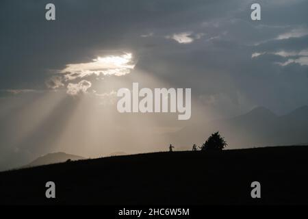 Schöne Aussicht auf die Hügel, die unter dem wolkigen Himmel schimmern Stockfoto