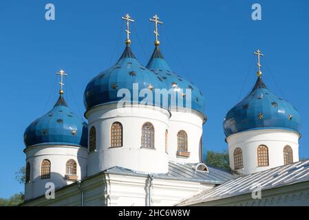 Kuppeln der Kathedrale zu Ehren der Erhöhung des Heiligen und lebensspendenden Kreuzes des Herrn. St. George's Kloster. Weliki Nowgorod Stockfoto