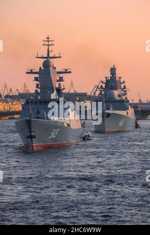 SANKT PETERSBURG, RUSSLAND - 26. JULI 2021: Zwei russische Kriegsschiffe am Abend Newa. Vorbereitung auf die Feier des Navy Day in St. Petersburg Stockfoto