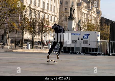 Ein Skateboarder, der auf der Straße in Liverpool City Tricks vorführt Stockfoto