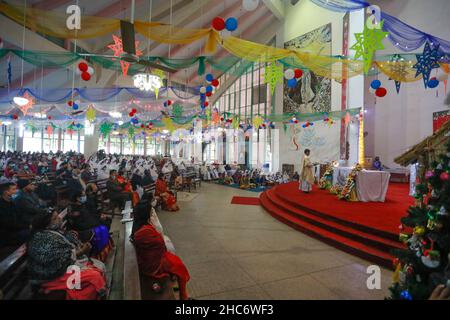 Gläubiger aus Bangladesch, die am 25. Dezember 2021 in Dhaka, Bangladesch, am Weihnachtstag in der Kirche beten. Stockfoto